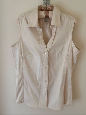 Y2K Banana Republic Sleeveless Button-Up Cream Blouse 
Size: Large 
EUC